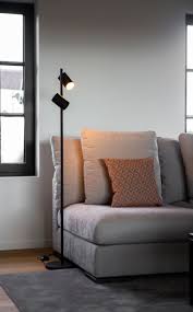 een lamp is niet enkel functioneel maar zorgt ook voor sfeer en gezelligheid vloerlampen woonkamer vloerlamp lampen woonkamer