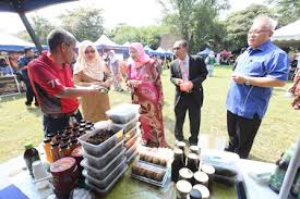 Nyadran merupakan tradisi unik yang dilakukan oleh masyarakat jawa secara turun temurun setiap keluarga membawa makanan khas tradisional seperti opor ayam, sambal goreng kentang, perkedel. Pesta Makanan Tradisional Melayu Martabat Juadah Tradisi Universiti Putra Malaysia