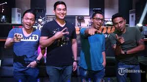 Dan, dan bila esok datang kembali seperti sedia kala dimana kau bisa bercanda dan, perlahan kaupun lupakan aku mimpi burukmu dimana tlah ku tancapkan duri tajam kaupun menangis, menangis sedih maafkan aku. Chord Gitar Dan Lirik Lagu Manja Ada Band Dan Bila Mentari Esok Kan Bersinar Lagi Tribun Kaltara