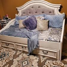 The ornately shaped side panel and antique white finish of this bed provide the perfect mix of traditional and cottage design elements. Realyn Twin Daybed With 1 Large Storage Drawer Ashley Furniture Homestore