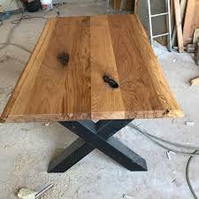 Wir Bieten Sehr Schone Und Rustikale Massivholz Tischplatten Aus Eiche An Die Platten Werden Aus Durchgehende Gartentisch Holz Rustikal Gartentisch Holz Eiche
