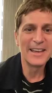 Beretts crashed Eddy’s chat with Matchbox Twenty frontman Rob Thomas to  explain how his music inspired his appearance