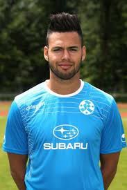 El desfibrilador cardioversible se coloca debajo de la piel mediante cirugía, típicamente debajo del orificio izquierdo. Atacante Alemao Joga Com Desfibrilhador Interno E Entra Para A Historia Esporte Extra Online