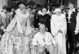 Delusions of grandeur (la folie des grandeurs) is a 1971 french comedy film directed by gérard oury. Sapritch Community Alicesapritch Twitter