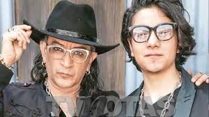 Germán Ortega le da la patadita de la suerte a su hijo Leonardo en Relatos  Macabrones