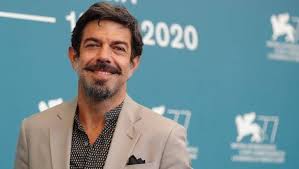 It il regno unito è autorizzata ad ammettere, per un periodo che scade il 31 luglio 1993, la commercializzazione di 3 000 t di sementi di favino. Gigi Proietti Il Ricordo Di Pierfrancesco Favino Salutece San Pietro Stavolta Quello Vero La Repubblica