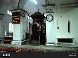 Beliau mengecam berulang kali dalam pernyataan bertulis, mendakwa berlaku penipuan dan menuntut pengiraan undi dihentikan serta dijadualkan membuat satu kenyataan di rumah putih hari ini. Mimbar Abidin Mosque Image Photo Free Trial Bigstock