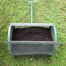 Lawn top dressing is when you apply a thin layer of material onto the lawn. Topdressing A Lawn How Why Techniques Benefits And Smart Tips