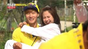 new pic song ji hyo, kim jong kook, haha, and gary also took photos with this really lucky little fan! Song Jihyo And Kim Jong Kook Leaving Running Man K Drama Amino