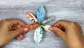 Heute möchte ich ihnen zeigen, wie man aus geld diese blume macht. Geldblumen Tolle Blumen Aus Geld Fur Die Hochzeit Falten