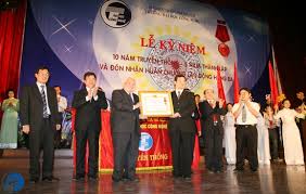 Truong-DHCN-don-nhan-huan-chuong-lao-dong-hang-3-tai-le-ky-niem-2009-2