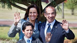 Margarita se casó con calderón en 1993, con quien tiene tres hijos. Margarita Zavala De Primera Dama A Aspirante Presidencial Noticias Univision Univision