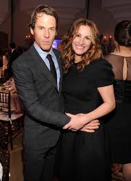 Julia roberts daughter hazel mother eric pretty wife brother step eliza blonde hand mommy they hollywood snuggles famous mini legs. Julia Roberts Husband Posts Pic Of Rarely Seen Children Wonderwall Com