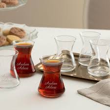 Cam malzeme ile tasarlanan çay bardakları genellikle 100, 120, 125 ve 115 ml gibi hacim ölçüleriyle üretilir. Kisiye Ozel 6 Li Cay Bardagi Seti