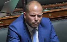 La ministre de la défense ludivine dedonder a passé la matinée de ce dimanche chez sa il est 9h tapante ce dimanche matin lorsque ludivine dedonder arrive dans son salon de coiffure habituel. Ludivine Dedonder Redactie24