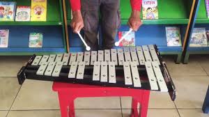 Belira dan marchingbell dimainkan dengan cara dipukul menggunakan stik berujung bulat terbuat dari plastik. Dasar Bermain Belira Cara Memainkan Alat Musik Belira Bellyra Youtube