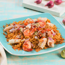 Kemudian iris bawang merah, iris. Mi Goreng Seafood Sambal Matah Indofood Solution