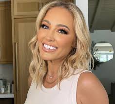 Mary Bonnet in Two-Piece Workout Gear Has "Drainage Massage"