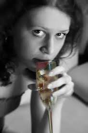 Lelaki Yang Cemas Dalam Gelas Menarik Wajah Bodoh Foto Dan Gambar Untuk  Muat Turun Percuma