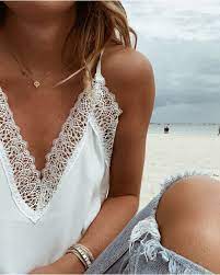 Caraco en satin pour femme fines bretelles réglables, encolure v empiècement en dentelle noire devant large encolure ronde au dos coupe. Caraco Caraco Caraco Blanc Mode Vetement