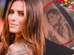 Sophia thomalla for freaky nation 2015. Mysterioses Foto Sophia Thomalla Lasst Sich Stechen Ist Es Helene Fischer Tattoo Fanbase