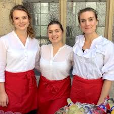 Wir betreiben in oberbayerns größtem freilichtmuseum eine wirtschaft mit angeschlossener brauerei Service Personal Kellner Servicekrafte Mieten Instaff