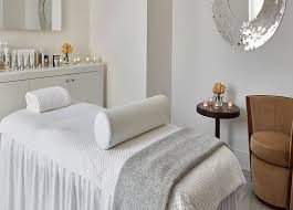 Not bright shades are suitable for a bedroom or living room and will complement the wall decor in your. White And Simple Spa Decor Spa Facial Room Spa Studio