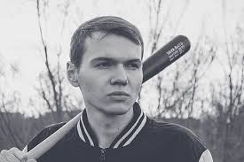 hombre, en pie, frente, casa, arquitectura, pared de ladrillo, luz, puerta 