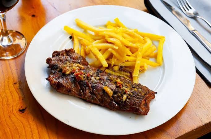 Solomillo De Ternera a La Parrilla Con Patatas Fritas Imagen de archivo - Imagen de dieta, cocina: 257992479