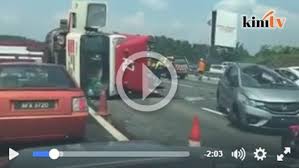 Adanya ketegangan dan tekanan pada otot bahu dan lengan menyebabkan rasa nyeri. Gambar Video Kemalangan Dahsyat Treler Terbalik Dan Kereta Hancur Di Lebuh Raya