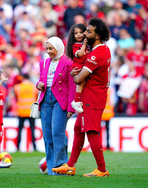 محمد صلاح يظهر مع أسرته في ملعب 