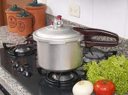 (shutterstock/ denis torkhov) butuh waktu sekitar 12 menit agar panci presto dapat mencapai suhu tinggi. Durasi Waktu Memasak Daging Ayam Lontong Menggunakan Panci Presto