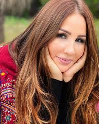 ما دامت أغانينا سيوفا حين نشرعها وأنت وفية كالقمح ما دامت أغانينا سمادا حين  نزرعها وأنت كنخلة في البال _محمود درويش_ #nabiha_karaouli #نبيهة_كراولي