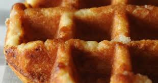 De ene zet z'n tanden het liefst in een luchtige brusselse wafel, de andere kiest voor de suikerrush van een luikse wafel. De Inspecteur Proeft Luikse Wafels Radio 2 De Grootste Familie
