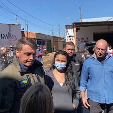A jornalista thaís oyama, responsável pela informação no uol, chamou a. Bolsonaro Passeia De Moto Com Braga Netto E Tira Foto Com Apoiadores