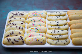 Kue lidah kucing is a small indonesian biscuit (kue kering) shaped somewhatlike a cat's tongue (long and flat).1 they are sweet and crunchy. Kue Lidah Kucing Cat S Tongue Cookies Katte Tong