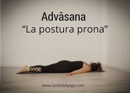 Advasana Postura Del Cadaver Invertido La Isla Del Yoga Posturas Posturas De Yoga Yoga