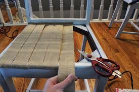 Denne stilen av stolsetet har vært i bruk i hundrevis av år, fordi det er enkelt å skifte en slitt eller rotting sete når som helst. Diy Jute Chair Seat Give An Old Chair New Purpose