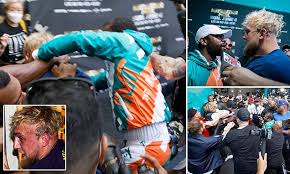 Security intervened when the pair were involved in an altercation after jake paul grabbed at mayweather's hat. Wg19etcevyu8nm