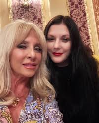 This beautiful human is coming home from the hospital today! ❤️ Some people  leave their hearts in San Francisco @marisamoniquee leaves her appendix in  Chicago 😂