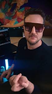 Mucha gente considera que la virtuosidad en la música es la cumbre, es  decir, lo más TOP. Para crear una buena canción son mucho más importantes  las emociones, el criterio, el buen gusto y las ...