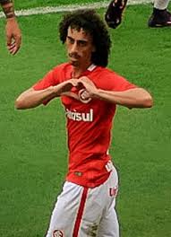 إشارة الذبح من لاعب مغربي بالكويت تستنفر اتحاد الكرة (صورة). ÙØ§Ù„Ø¯ÙŠÙÙŠØ§ Ù„Ø§Ø¹Ø¨ ÙƒØ±Ø© Ù‚Ø¯Ù… Ø¨Ø±Ø§Ø²ÙŠÙ„ÙŠ ÙˆÙŠÙƒÙŠØ¨ÙŠØ¯ÙŠØ§