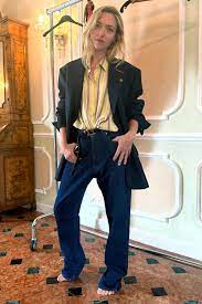 Amanda Seyfried Wears Julia Roberts' Versace Outfit 3 Days Later at Venice  Film Festival