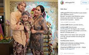 Terkadang untuk mengekspresikan perasaan, tak perlu ungkapan rumit yang justru membuat pesannya tidak tersampaikan. Foto Doa Raffi Nagita Untuk Rafathar Saat Tedak Siten Okezone Lifestyle