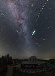 Die ersten sternschnuppen sind schon jetzt am himmel zu sehen. Feuerwerk Am Himmel Sternschnuppenregen Der Perseiden Erreicht Maximum Dlr Portal