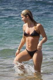 How emily bett rickards transforms into felicity smoak. Emily Bett Rickards Bikini Candids In Maui Gotceleb