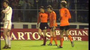 Voetbal achtergrond, voetbalstadion, sport achtergrond, digitale achtergrond, rook, mistig, lichtstralen, voeg uw eigen onderwerp. De Geniale Goal Van Cruijff Tegen Belgie Johan Las Mijn Gedachten Nos