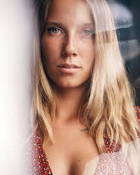 Same location, same outfit, same model, 3 different moods ^^ Model  @laura220817 #theportraitpr0ject #pursuitofportraits #portraitpage  #777luckyfish #dynamicportraits #freckles #createcommune #homeshooting  #dream_portraits #portaitmood ...