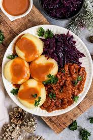 Veganes Gulasch Mit Klosse Apfel Rotkohl Polnisches Weihnachtsessen Byanjushka Rezept Weihnachtsessen Vegetarisch Rezepte Essen Gerichte Rezepte Mit Rotkohl