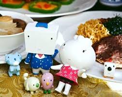 國賓飯店卡邦與白天使公仔國賓大飯店此次特別邀請國內知名公仔設計公司 野獸國 為國賓量身訂作全新打造一獨一無二的原創性公仔 以飯店元素與意向的結合 設計了熱愛旅遊的公仔 卡邦 及喜好美食